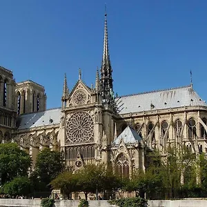 Appartement Moderne Artistique Sur Les Toits De Vue Sur Notre-dame Et La Seine, Paris